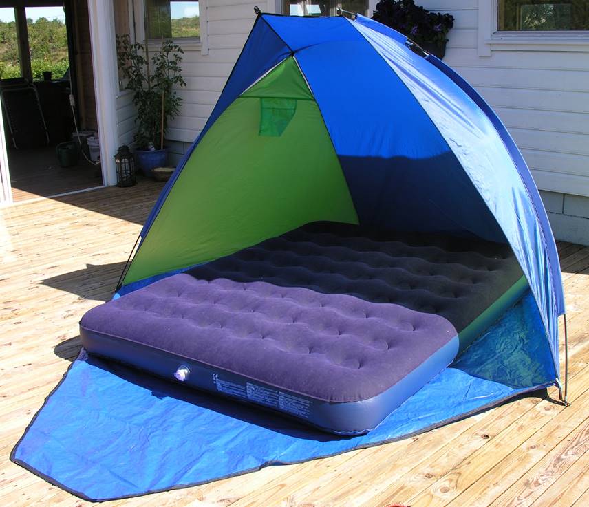 Slik s� 'Teltet' og madrassen ut, fotografert etter hjemkomst slik at du ser utfordringen med st�rrelsen ...