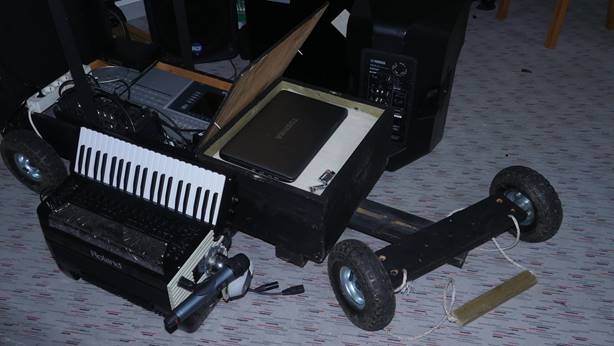 Et bilde som inneholder bakke, innend�rs, gulv, sitter

Beskrivelse som er generert med sv�rt h�y visshet