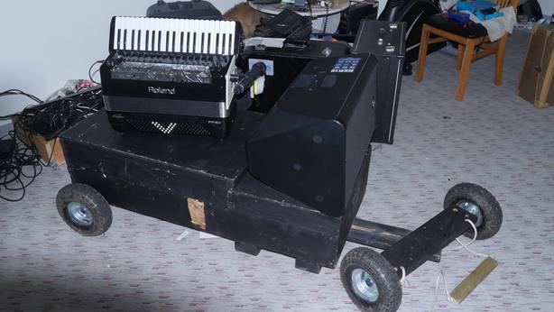 Et bilde som inneholder innend�rs, bord, transport, milit�re kj�ret�y

Beskrivelse som er generert med h�y visshet