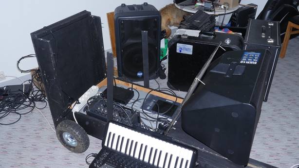 Et bilde som inneholder innend�rs, gulv, pult, bord

Beskrivelse som er generert med h�y visshet